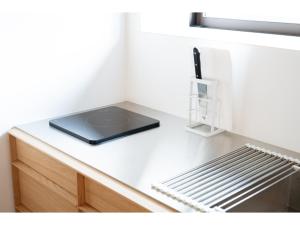 laptopa siedzącego na ladzie w kuchni w obiekcie Tengu Tabine-Cotengu Tabine - Vacation STAY 04527v w mieście Kanazawa +2 zdjęcia