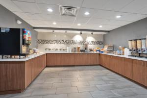 a lobby of a fast food restaurant at Alexis Inn and Suites Hotel in Nashville