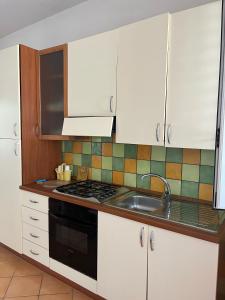 Kuchyň nebo kuchyňský kout v ubytování Casa vacanza relax a due passi dal mare