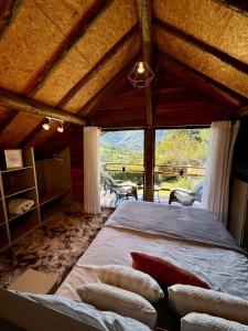 Ένα ή περισσότερα κρεβάτια σε δωμάτιο στο Chalé aconchegante em Cardinot - Nova Friburgo