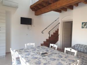 une salle à manger avec une table et des chaises dans l'établissement Villa Corallo, à Porto Carollo