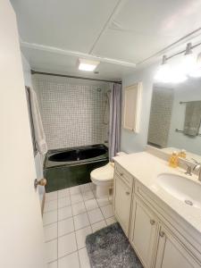 Gallery image of Ocean View Retro 1-Bedroom EC condo in Honolulu