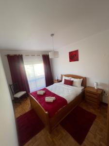 een slaapkamer met een bed met twee handdoeken erop bij Refúgio do Mar - Peniche in Peniche