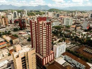 an overhead view of a city with tall buildings at Apto com cozinha e lavanderia in Joinville
