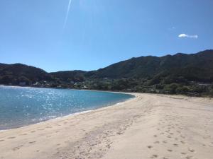 熊野市にあるUmibenoie - Vacation STAY 19111の砂浜と水面の足跡がある海岸