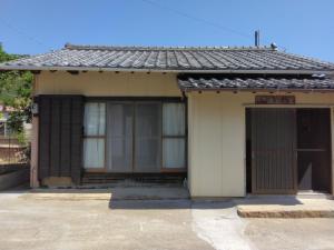 熊野市にあるUmibenoie - Vacation STAY 19111の門前の小さな建物