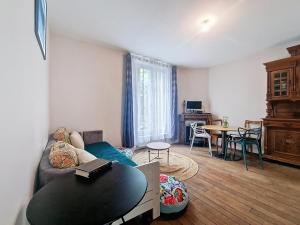 a living room with a couch and a table at Bel Appart 10 min de Paris et Orly in Juvisy-sur-Orge +9 photos