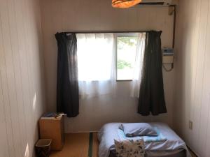 a small room with a window with a bed at Komorebi - Vacation STAY 19098 in Kuroshima