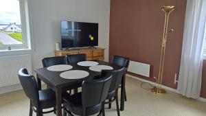 Μια τηλεόραση ή/και κέντρο ψυχαγωγίας στο 5-Bedroom Sea View Apartment