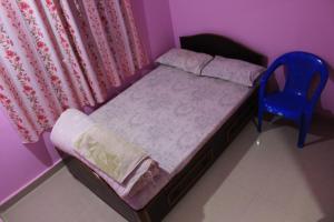 Rúm í herbergi á Laxmi Homestay