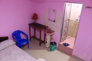 Rúm í herbergi á Laxmi Homestay