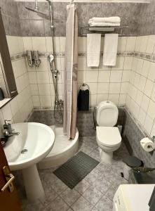 A bathroom at CW Flat Még 25 kép