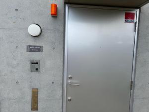 una porta di un edificio con un cartello sopra di Loisir Tateyama - Vacation STAY 11049v a Tateyama