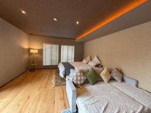 Ένα ή περισσότερα κρεβάτια σε δωμάτιο στο Sou - Vacation STAY 12879v