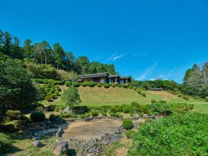 una casa in cima a una collina con un giardino di Villa HANAMIZUKI - Vacation STAY 12012v a Kasama