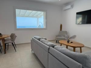 TV a/nebo společenská místnost v ubytování Psaros Village