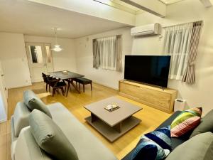 名古屋市にあるNagoya - House - Vacation STAY 19143のソファ、テレビ、テーブルのあるリビングルーム