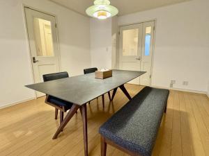 名古屋市にあるNagoya - House - Vacation STAY 19143のダイニングルームテーブル(椅子、ボックス付) +5枚の写真