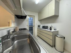 名古屋市にあるNagoya - House - Vacation STAY 19143のステンレス製のシンクとカウンターを備えたキッチン