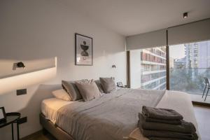 Una cama o camas en una habitación de Amplio y deslumbrador departamento en las Condes