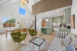 Kuchyň nebo kuchyňský kout v ubytování New Listing Hillside Villa by Colby & Conrad