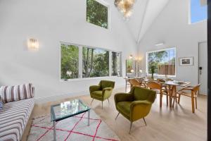 Posezení v ubytování New Listing Hillside Villa by Colby & Conrad