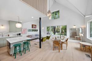 Posezení v ubytování New Listing Hillside Villa by Colby & Conrad