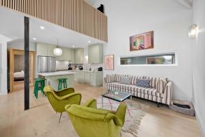 Posezení v ubytování New Listing Hillside Villa by Colby & Conrad + 31 fotografií