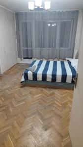 1 dormitorio con 1 cama en el suelo de madera en Апартамент Колев Ретро, en Varna