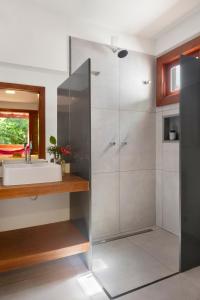 a bathroom with a sink and a shower at Casa Carcará a 300 m da praia de Taipu de Fora in Taipu +34 photos