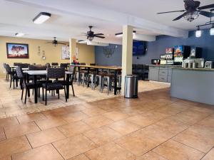 Un restaurante u otro lugar para comer en Wander Inn