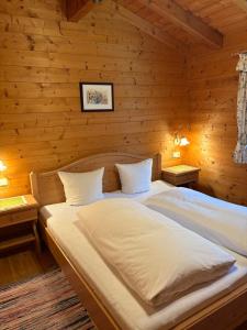 En eller flere senge i et værelse på Haus Martinus