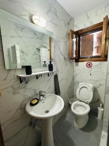 Phòng tắm tại villa katerina +5 ảnh