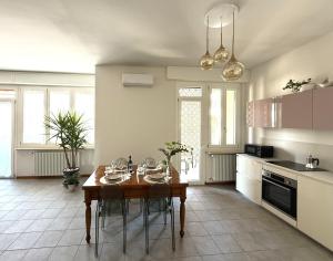 Kuchyň nebo kuchyňský kout v ubytování Casa Yaya Terrace & Design - Pesaro Centro Mare