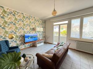 TV a/nebo společenská místnost v ubytování Casa Yaya Terrace & Design - Pesaro Centro Mare