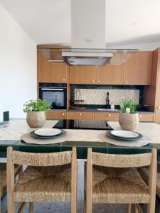 Η κουζίνα ή μικρή κουζίνα στο Novo! Jacuzzi, campo e praia