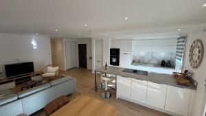 テウル・シュル・メールにあるFrench Riviera Escape - Théoule Hyper Centre - 2 Terrasses - Parkingのソファとテーブルのあるキッチンとリビングルーム +16枚の写真