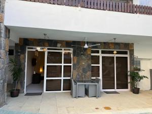 a patio with a table in front of a building at L'Éveil du Lotus in Grand-Baie +10 photos