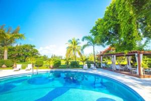 a large swimming pool with a gazebo at Las Gaviotas Hotel and Suites in Cancún +4 photos
