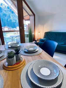 a dining room table with plates on top of it at 3 cows in Les Contamines-Montjoie