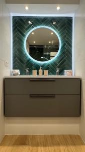 テウル・シュル・メールにあるFrench Riviera Escape - Théoule Hyper Centre - 2 Terrasses - Parkingの洗面台と鏡のあるバスルーム