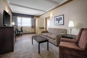 Televiisor ja/või meelelahutuskeskus majutusasutuses Best Western Plus Kamloops Hotel