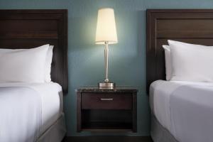 Voodi või voodid majutusasutuse Best Western Plus Kamloops Hotel toas