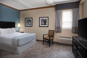Voodi või voodid majutusasutuse Best Western Plus Kamloops Hotel toas
