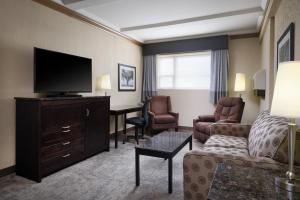 Televiisor ja/või meelelahutuskeskus majutusasutuses Best Western Plus Kamloops Hotel