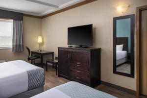 Voodi või voodid majutusasutuse Best Western Plus Kamloops Hotel toas