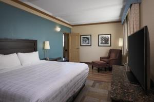 Televiisor ja/või meelelahutuskeskus majutusasutuses Best Western Plus Kamloops Hotel