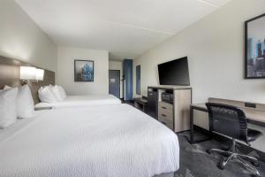 TV a/nebo společenská místnost v ubytování Best Western Bolingbrook Hotel