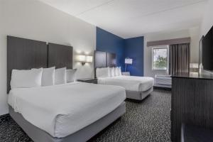Postel nebo postele na pokoji v ubytování Best Western Bolingbrook Hotel