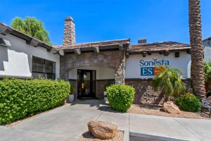 een gebouw met een bord waarop staat: santa ana es bij Sonesta ES Suites Phoenix Goodyear in Goodyear